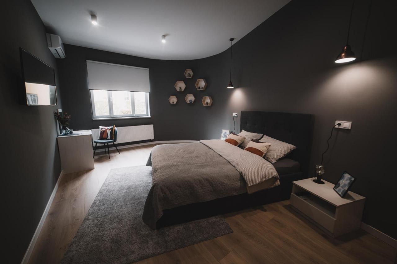 Apart-Hotel Kostjukowski Apartments Nizhynska 17 إلفيف المظهر الخارجي الصورة